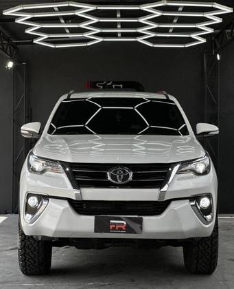 TOYOTA HILUX 2.8 SRX 4X4 CD 16V DIESEL 4P AUTOMÁTICO TOYOTA HILUX 2.8 SRX 4X4 CD 16V DIESEL 4P AUTOMÁTICO